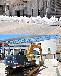 因應首颱強颱「尼伯特」接近,各災防單位昨天都陸續動了起來,依據防颱工作會報縣長裁示全力備災,歷年颱風都發生淹水的福澳港更是嚴陣以待,各門口都已佈放好太空包防止海水長驅直入。(圖/文:曹重偉)