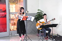 　台南應用科技大學學生機場快閃音樂演奏，長笛、古典吉他表演撫平旅客躁動情緒。（圖／文：馮紹夫）