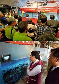 「遇見馬祖」馬祖文化展昨天(7月12日)下午3時在桃園火車站舊站月台盛大登場,由桃馬兩地縣長鄭文燦、劉增應及多位來賓共同為活動揭開序幕,展出馬祖各主要特色景點及最夯的藍眼淚。(圖:連江縣政府文化局)
