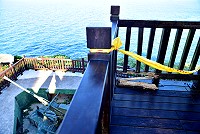 　西引島「三山據點」涼亭有一小段欄杆朽壞，籲請遊客勿靠近封閉區域。（圖／文：陳其敏）