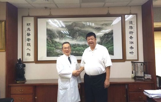榮總院長張德明(左)長期對馬祖離島鄉親病患協助,立委陳雪生13日代表拜會致謝。(圖/陳雪生國會辦公室)