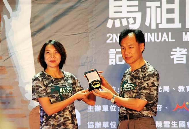 馬祖馬拉松代言人邱靖貽(左)與連江縣縣長劉增應(右)。(中時記者林宋以情攝)