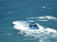 　造訪東引遊客人數增多，「東海明珠」一天開2趟疏運旅客，只是西南風增強，航程比較顛簸。（圖／文：陳其敏）