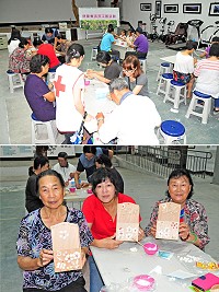 南竿社區健康營造中心昨天走進馬港社區,舉辦防溺宣導及紓壓慢活手工藝DIY活動,將木製信箱以樹脂黏上許多貝殼裝飾,可藉此訓練小朋友專注力及老人家手指靈活度。(圖/文:曹重偉)