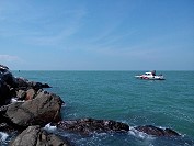 西莒昨日傳出一士兵投海尋短,海岸巡、國軍、消防動員人力前往搜尋,尋獲後送醫搶救仍宣告不治。(圖:宋幸儒)