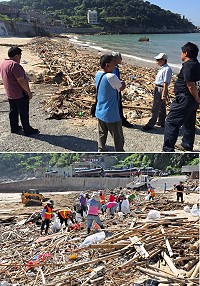 鐵板澳口一夜塞滿海漂垃圾,縣長劉增應昨天前往會勘,當場指示立即開始清理垃圾;包括環保局、鄉公所清潔隊及村中志工,四爪車及履帶鏟裝車都投入淨灘,人力機具雙管齊下,希望儘快完成清理。(圖/文:曹重偉)