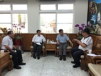 縣長劉增應約見岸巡大隊長姜大偉,要求嚴加查緝雇用陸籍漁工之漁船,姜大偉承諾將嚴格執法。(圖:連江縣政府提供)
