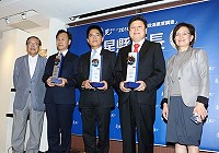 劉增應在《遠見雜誌》「2016縣市長施政滿意度調查」中獲得5星縣長殊榮,獲獎的還有花蓮縣長傅崐萁、台東縣長黃健庭,由發行人高希均頒獎。(圖:遠見雜誌提供)