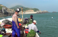 馬祖海巡隊強化近岸海洋保育,由莒光分隊在莒光犀牛嶼附近海域發現一艘僱用大陸漁工之本國籍「欣○泰號」漁船近海作業。(圖:馬祖海巡隊)