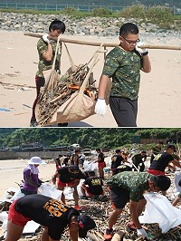 (上圖)北高官兵同心協力清理塘后沙灘垃圾。(下圖)官兵們一起彎著腰,不畏烈日撿拾沙灘上的垃圾。(圖/文:邱毓凱、趙逸翔)