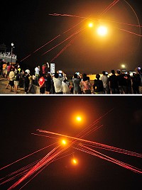 空中火網再現!馬防部南竿守備大隊今年度萬平操演火砲射擊昨晚於馬港海域轟動登場,用上萬發的槍砲彈交織綿密火網,遊客們也以最近距離,身歷其境感受國軍強悍戰力。(圖/文:曹重偉)