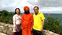 　印度瑜珈修行者DaDa在友人陪同下首度遊馬祖，獨特山水風情留下深刻印象。（圖／文：陳鵬雄）