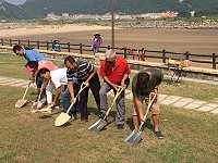 延宕多時的后澳村活動中心開工,公所各界舉辦簡單開工儀式。(圖:北竿鄉公所)