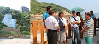 建設局、設計廠商和南竿鄉公所昨天向住戶說明復興村邊坡施工相關事宜。(圖/文:吳嘉榮)