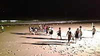 塘后沙灘首次舉辦夜間牽罟活動,遊客民眾玩得很開心。(圖/文:陳鵬雄)