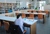 　炎炎夏日，不少鄉親選擇到圖書館閱讀書籍，而圖書館也成為小朋友最愛的避暑聖地。（圖／文：楊凱棻）