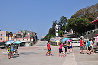 　馬祖連日艷陽高照，高溫破30度，紫外線已達危險等級，路上遊客也做好萬全防曬準備。（圖／文：馮紹夫）