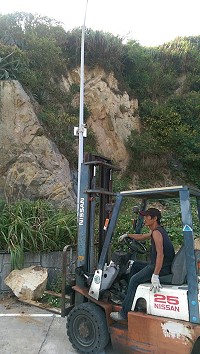 白沙南碼頭聯外道邊坡土石鬆動,三不五時有石頭滑落,下方停車格沒人敢停。(圖/文:陳鵬雄)