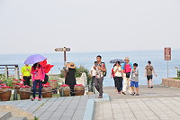 　受太平洋高壓影響，馬祖氣象站昨日測得今年最高溫34.6度；遊客也做好防曬避免曬傷。（圖／文：馮紹夫）