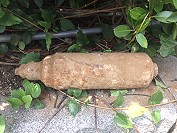 坂里遊客中心前廣場挖到外觀酷似砲彈的鐵件,附近民眾虛驚一場。(圖/文:陳鵬雄)
