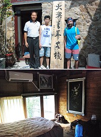 上圖:「大澳青年客棧」吸引來自黎巴嫩的外國朋友艾聖龍(右)開心入住,老闆劉志慶(左)和其外甥徐一堯(中)熱情接待。下圖:房間布置古色古香,擺設裝飾處處可見老闆愛好藝術的巧思。(圖/文:楊凱棻)