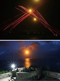 　上圖：曳光彈在夜空中構成綿密火網。下圖：照明彈模擬敵機出現。（圖／文：陳玉笈）