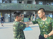 下士羅郁民(圖右)工作不喊累,操課更是精神百倍。(圖/文:蔡宗穎)