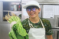 祖晏開心地拿著青菜準備料理囉!(圖/文:陳又傑)