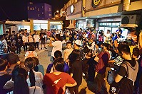 南投民和國中「布農美聲」在12棟街頭呈現,吸引許多軍民聆賞。(圖/文:陳其敏)