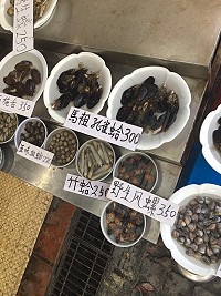 馬祖淡菜出現台北淡水海產店,業者取名為「馬祖孔雀蛤」,售價可不便宜。(圖:旅台鄉親提供)