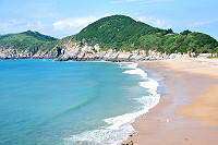 　低壓圍繞，馬祖部份海岸出現長浪，民眾從事水域活動要注意安全。（圖／文：陳鵬雄）