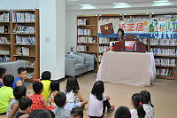 　北竿鄉105年閱讀推廣計畫，邀請紙芝居表演團隊現場以讀說的方式吸引小朋友走入閱讀的世界。（圖／文：陳鵬雄）
