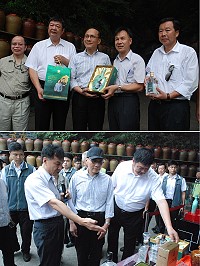 上圖:縣長劉增應及立委陳雪生贈行政院長林全瓷瓶裝正副總統蔡英文、陳建仁就職紀念酒,並且邀請林全和福建省主席張景森(左1)、縣議會議長張永江於坑道外合影留念。下圖:劉增應向林全介紹馬祖高粱酒品項,提到馬酒物超所值,希望林全回台後能多加宣傳。(圖/文:楊凱棻)
