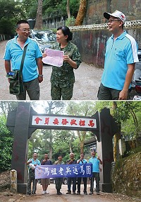 　余建昌（左）與李佳懷（右）因一張違規通知單串起二十年前的緣分。（圖／文：吳郁璟）（下圖）馬祖老兵返馬團於牌坊前合影。（圖／文：孫承功）
