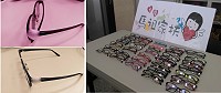 (左圖)弱勢孩童因經濟因素無法前往臺灣配鏡,只能用膠帶纏牢斷掉的鏡架,馬祖家扶因此針對經濟扶助孩童進行免費配鏡計畫。()右圖日本鏡片廠商已將37款眼鏡樣式寄至馬祖家扶,供孩童挑選喜愛款式。(圖:馬祖家扶提供)