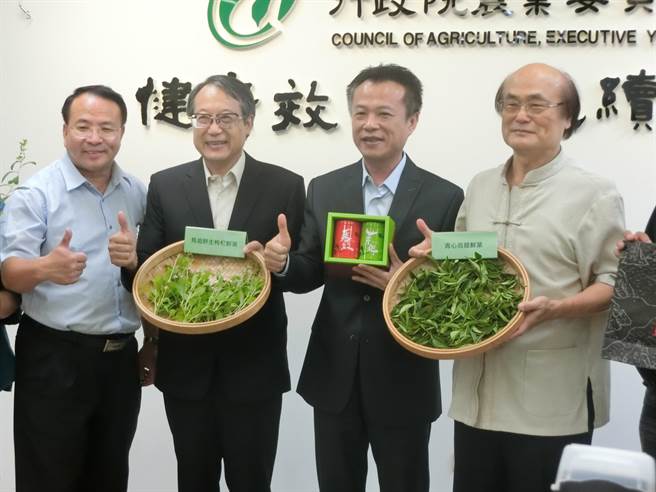 農委會副主委翁章梁(右二)及業者雲津茶坊合推「馬祖平安茶」16日記者發表會,連江縣政府秘書長張龍德(左二)、建設局長劉德全(左一)參加。(洪安怡攝)