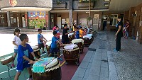 屏東勁太鼓團專業老師跨海協助指導塘岐國小鼓陣隊。(圖/文:陳鵬雄)