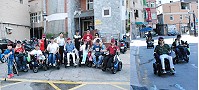 12位身障朋友相約遊馬祖,縣長劉增應贈紀念帽並開心合照。身障朋友坐著電動輪椅移動,行前還進行特訓才能挑戰馬祖陡峭路段。(圖/文:楊凱棻)