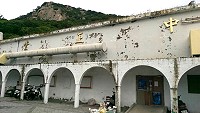 塘岐中正堂結構老舊,天花板會滴水,外觀也是十分「落漆」。(圖/文:陳鵬雄)