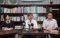 教育部長潘文忠昨日宣布全國公私立高中職放寬服儀規定,學生可選擇合宜混合穿著制服、運動服及學校認可之其他服裝(例如班服、社團服裝)。(圖/教育部提供)