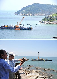 　橋仔漁港碼頭改善工程首批建材由大型平台船運抵北竿，縣長劉增應與議長張永江等人現場了解施工狀況。（圖／文：陳鵬雄）