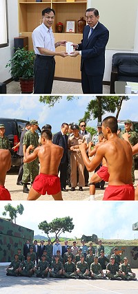 (上圖)李理長捐贈馬祖地區貧困家庭救濟金。(中圖)兩棲連弟兄們實施戰鬥隊呼歡迎嘉賓。(下圖)李理事長與69據點官兵開心合影。(圖/文:陳玉笈)
