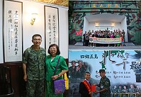 (左圖)施素雲女士與指揮官於丈夫墨寶合影。(右上圖)勞軍團於勝利山莊前開心合影。(右下圖)新竹市大聖會團長致贈慰問金。(圖/文:陳又傑)