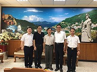 內政部移民署副署長楊家駿(左2)、新任連江地區行政中心召集人王驥(右2)、專門委員林財榮(左1)、連江地區行政中心視察陳仁政(右1)共同前往拜訪縣長劉增應。(圖:連江縣政府)