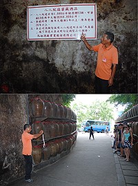 　八八坑道管理員張祥勇敬業精神成功扮演守門人角色，無論是幫遊客拍照還是解說樣樣精通。（圖／文：楊凱棻）