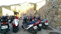 芹壁人潮強強滾,自由行遊客把機車停在入口處,連走道都被佔據。(圖/文:陳鵬雄)