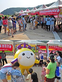 配合「魅力四射多元文化嘉年華」活動,特別招募許多宣導攤位、美食園遊會及水槍大方送,成功凝聚不少人氣。(圖/文:曹重偉)
