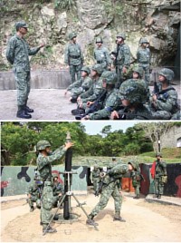 (上圖)莫指揮官實施作戰指導。(下圖)官兵動作熟練,訓練精良。(圖/文:陳玉笈)