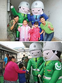 (上圖)介壽的小朋友開心的與國軍娃娃、陳主任及吳校長合影,真可愛!(下圖)仁愛國小小朋友和陸軍儀隊娃娃擊拳打招呼。(圖/文:陳又傑)