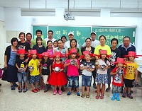 　東引國小迎新活動，校長王禮民為10位新生戴上狀元帽，祝福展開嶄新學習旅程。（圖：東引國小提供） 